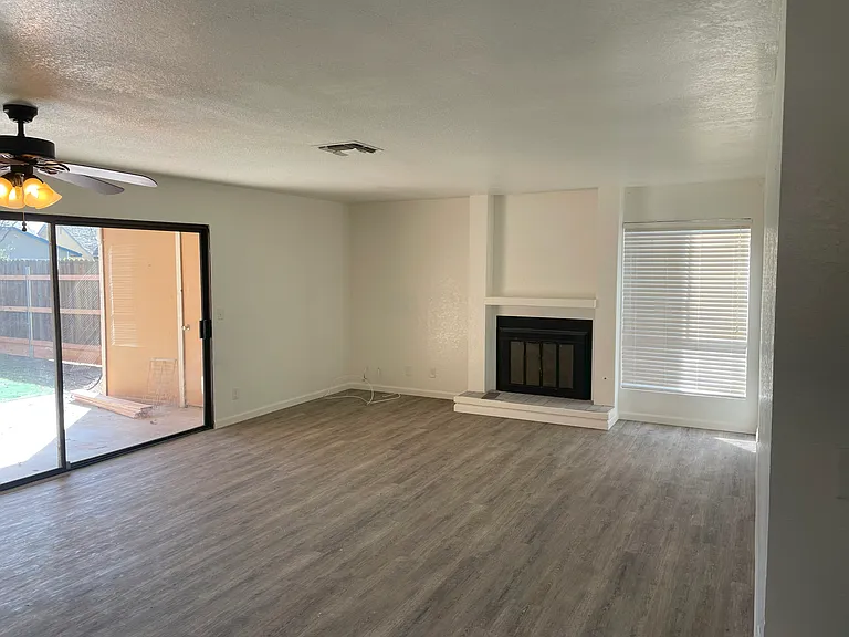 208 N Crenshaw St — Photo 5
