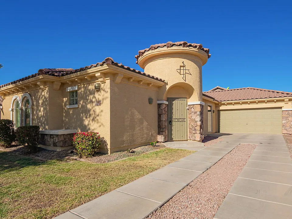 960 E Bellerive Pl