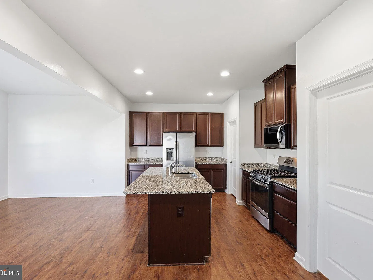 3 bed, 2.5 bath, 2000 sqft, $2,500 — Photo 4