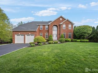 5 Robert Ct, Monroe Township, NJ 08831