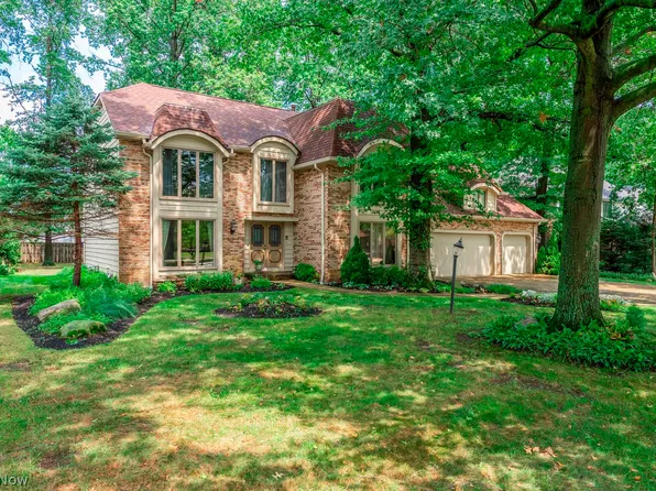 27710 Royal Forest Dr, Westlake, OH 44145