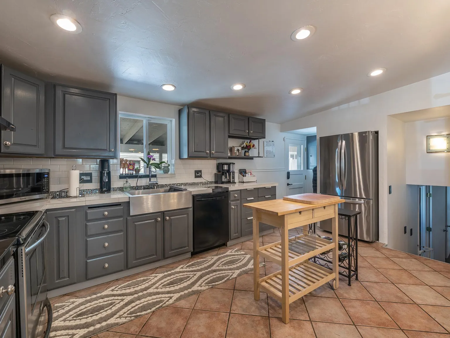 4 bed, 1593 sqft, $2,700 — Photo 2