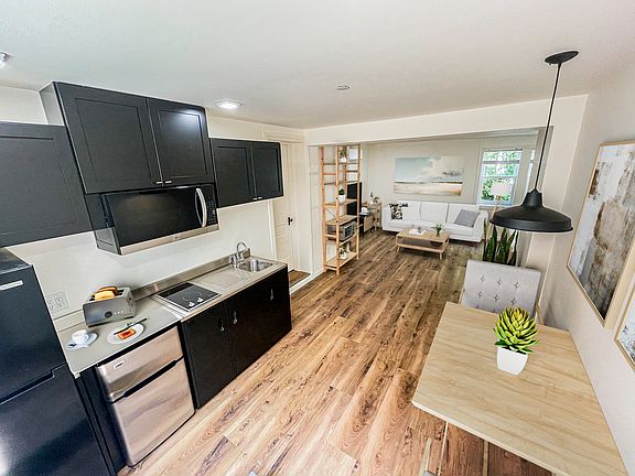 2nd image of 1206 Oak St #B