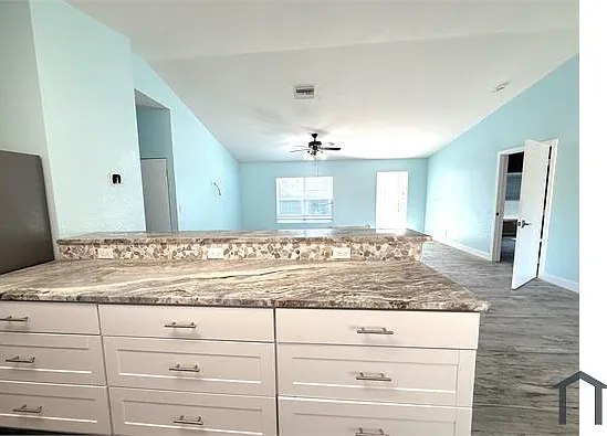 5 bed, 2200 sqft, $4,500 — Photo 4