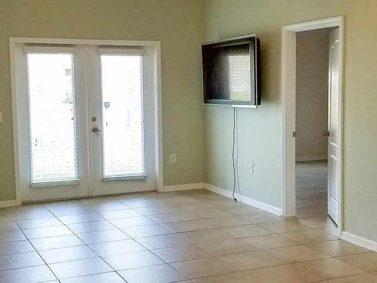 131 Burnett Ct #104 — Photo 4