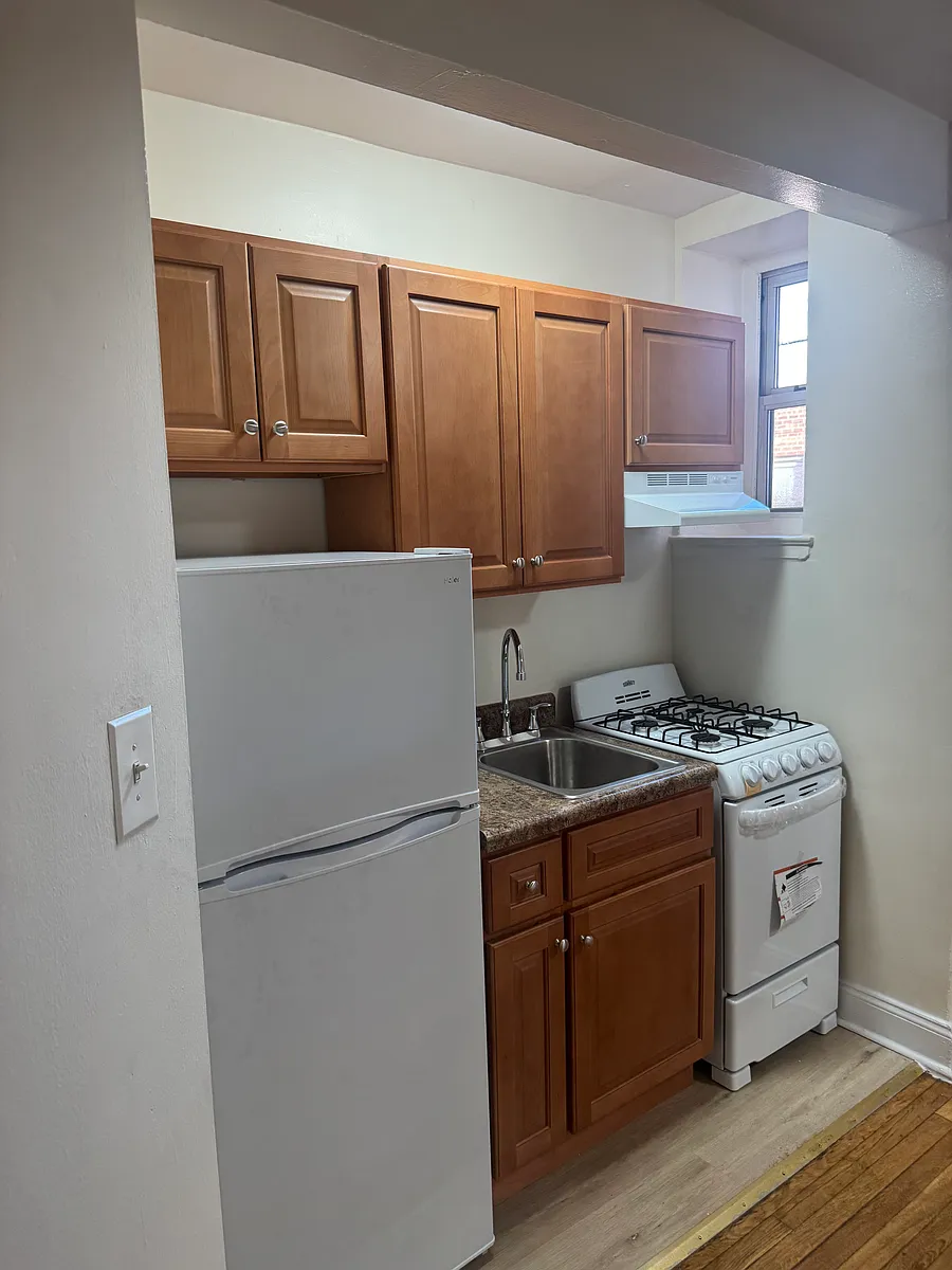 Building Photo - 2058 Cropsey Ave #6C