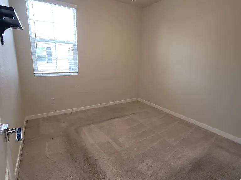 3311 Chickadee Ct — Photo 9