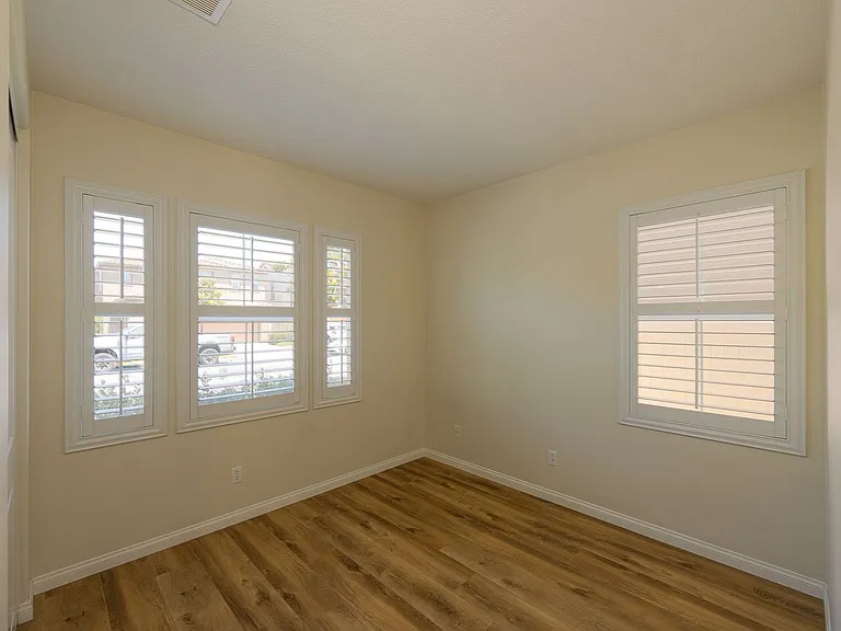 326 Lakeview Ct — Photo 9