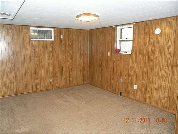 3rd image of 826 S Fruitland St