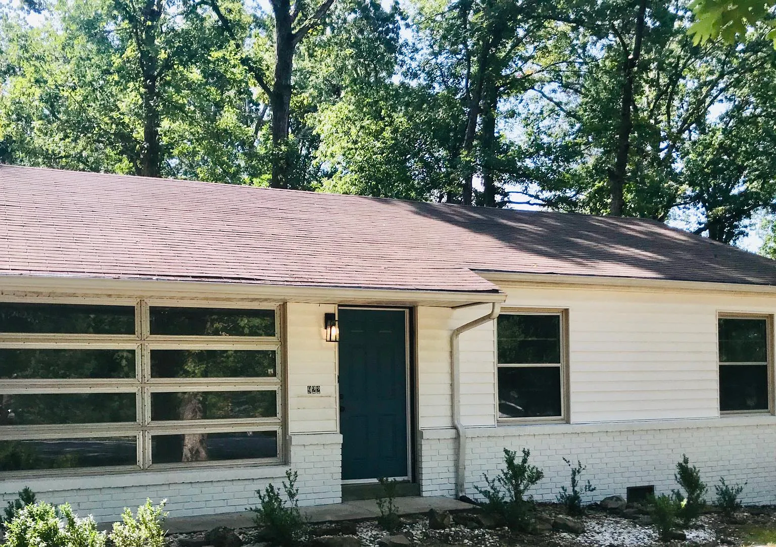3 bed, 1.5 bath, 1600 sqft, $2,000 — Photo 1