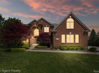 18775 Newbridge Dr, Macomb, MI 48044