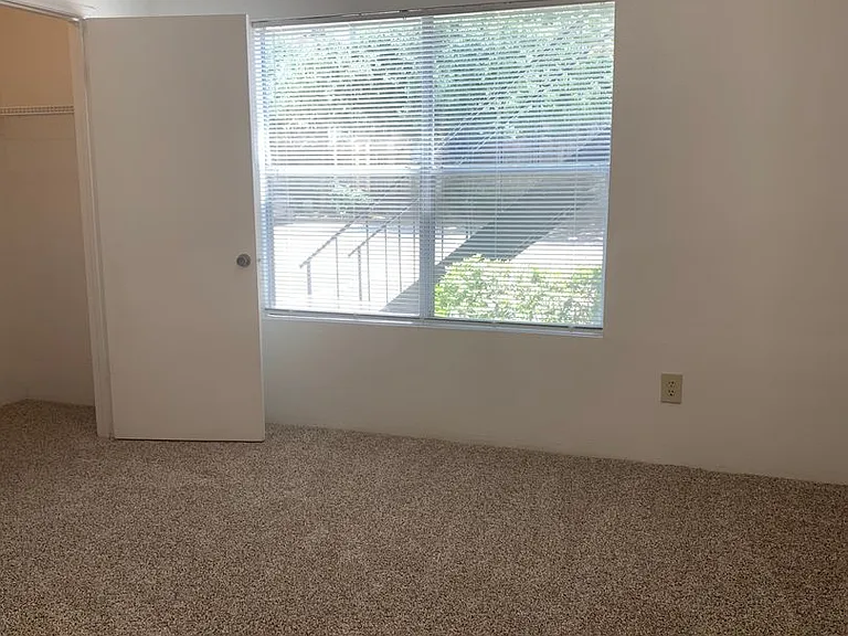 Emerald Cove Apartments — Photo 44