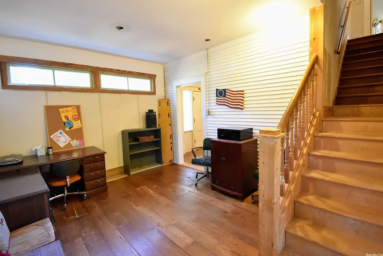 6 bed, 2.0 bath, 2600 sqft, $2,300 — Photo 2