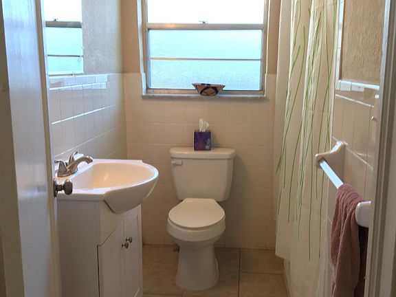 5th image of 1030 E Walnut St