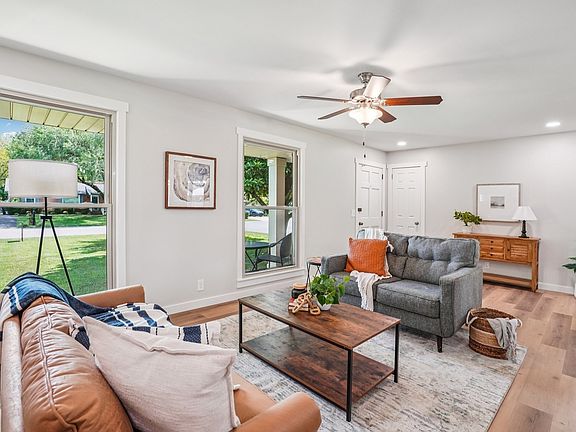 3rd image of 303 Davis Park Dr