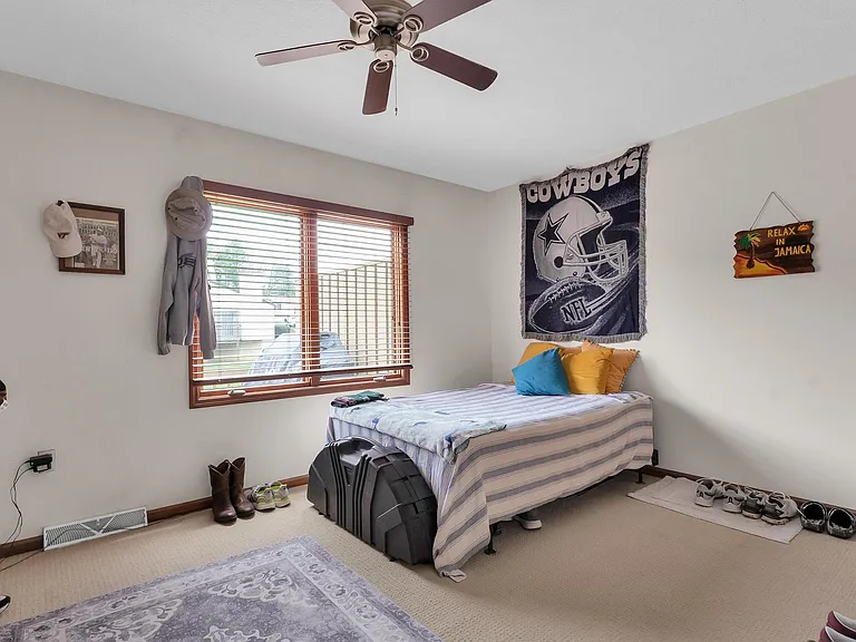 1060 Pebble Dr — Photo 17