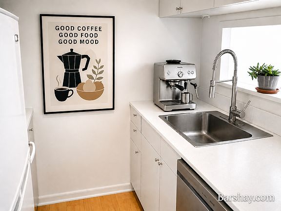 5th image of 33 Greenwich Ave APT 9L