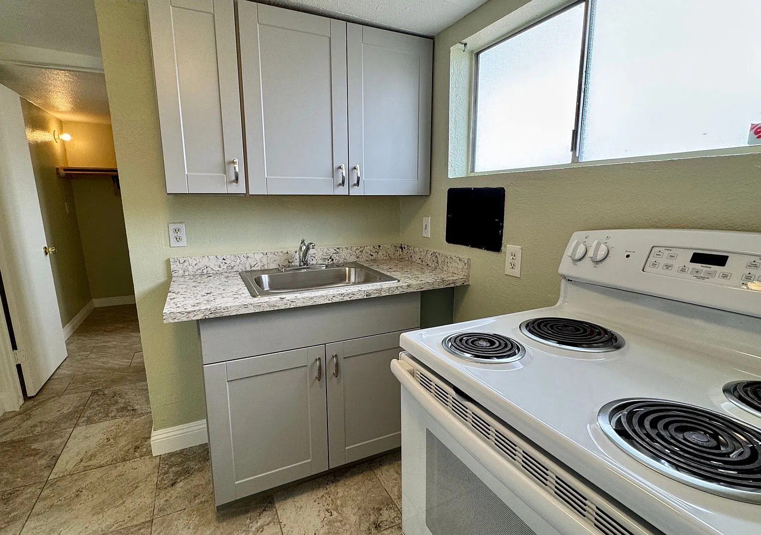 Renovated 1-bedroom attached studio with private entrace, ready for immedate move-in. — Photo 2
