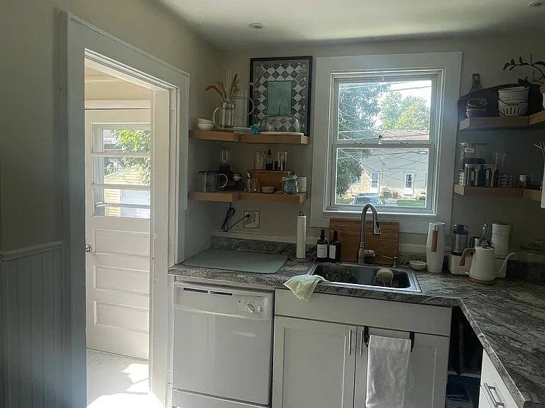 142 W California Ave — Photo 4