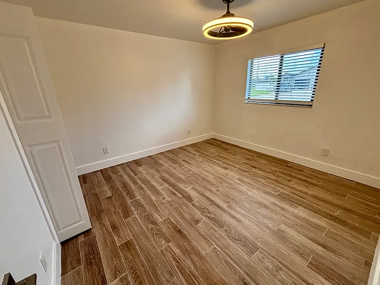 707 SE 8th Ter #1 — Photo 6