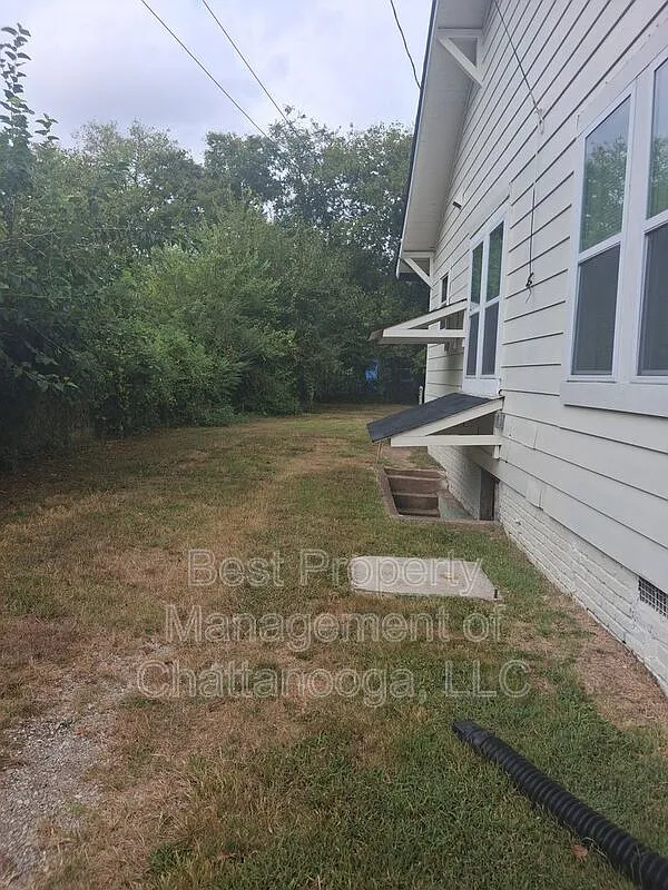 2 bed, 1.0 bath, 900 sqft — Photo 2