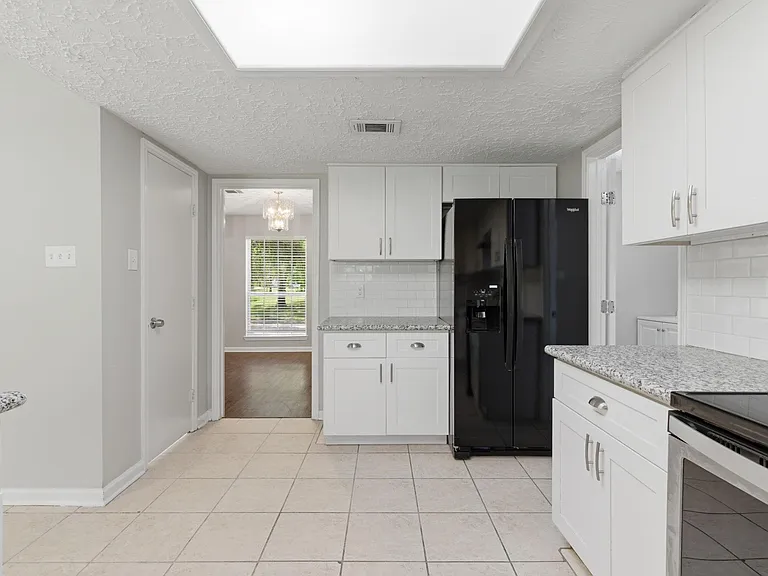 1122 Tigris Ln — Photo 7