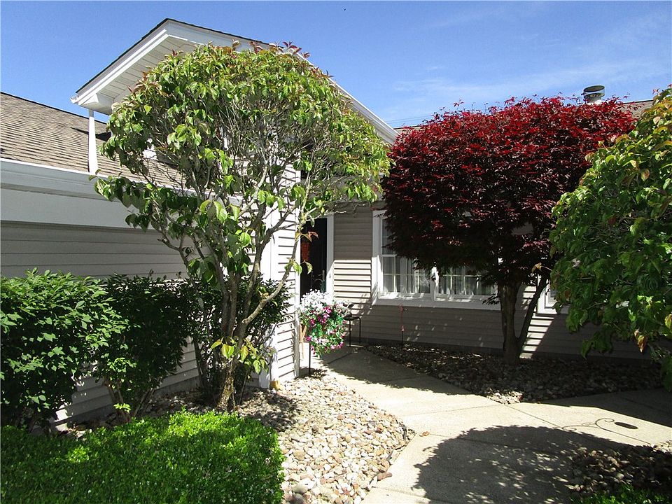 1st image of 10 Golfwood Dr #10