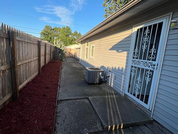Side door/walkway to garage