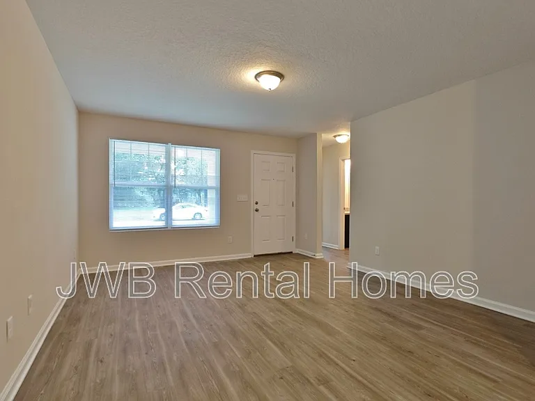 1740 W 9th St — Photo 7