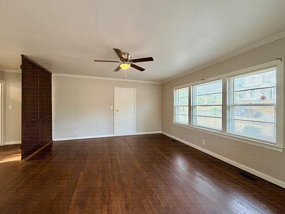 Living Room 14'9 x 16'0