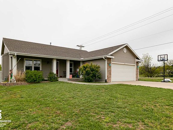 3rd image of 902 Hickory Ln