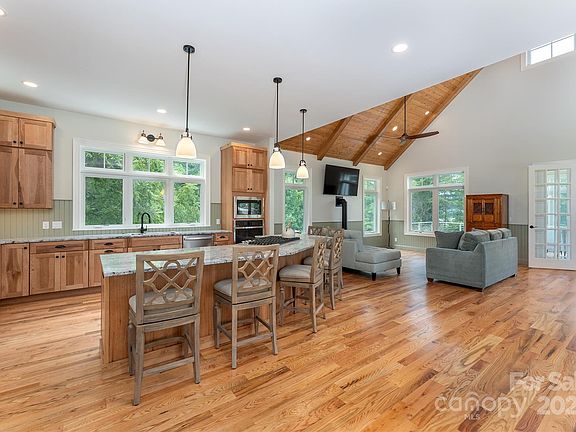 9th image of 326 Golden Valley Dr