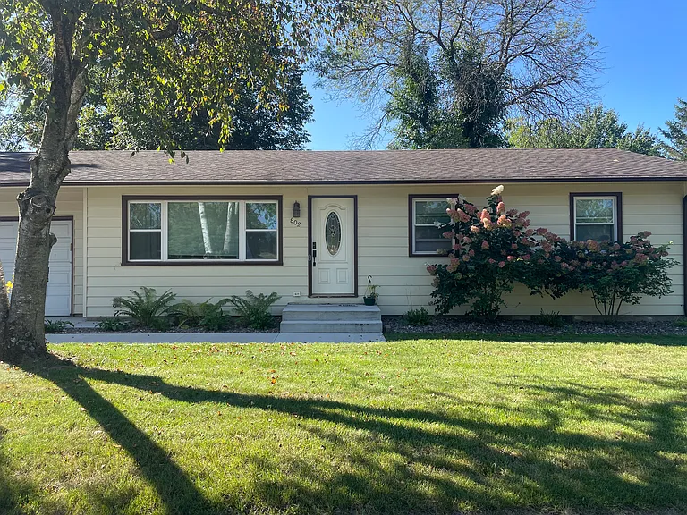 802 21st Ave E — Photo 2