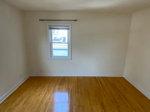 2 bed, 1.0 bath, 938 sqft, $1,275, 2110 Hammond Ave, Superior, WI 54880