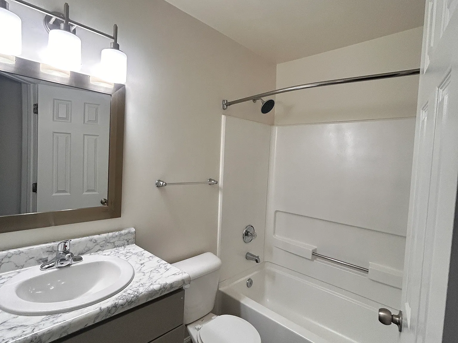 3 bed, 2.5 bath, 1491 sqft, $1,788 — Photo 2
