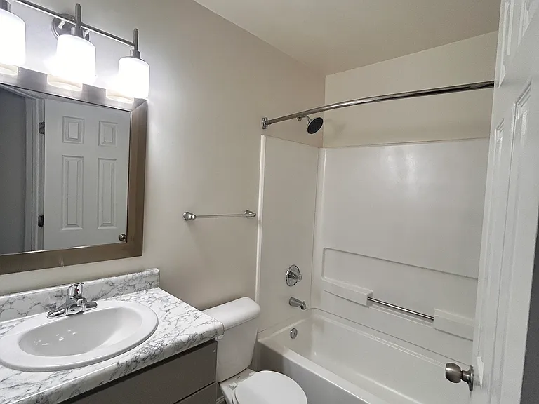1021 Fords Pointe Cir #1021 — Photo 3