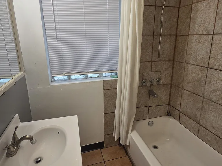 10046 S Bensley Ave — Photo 6