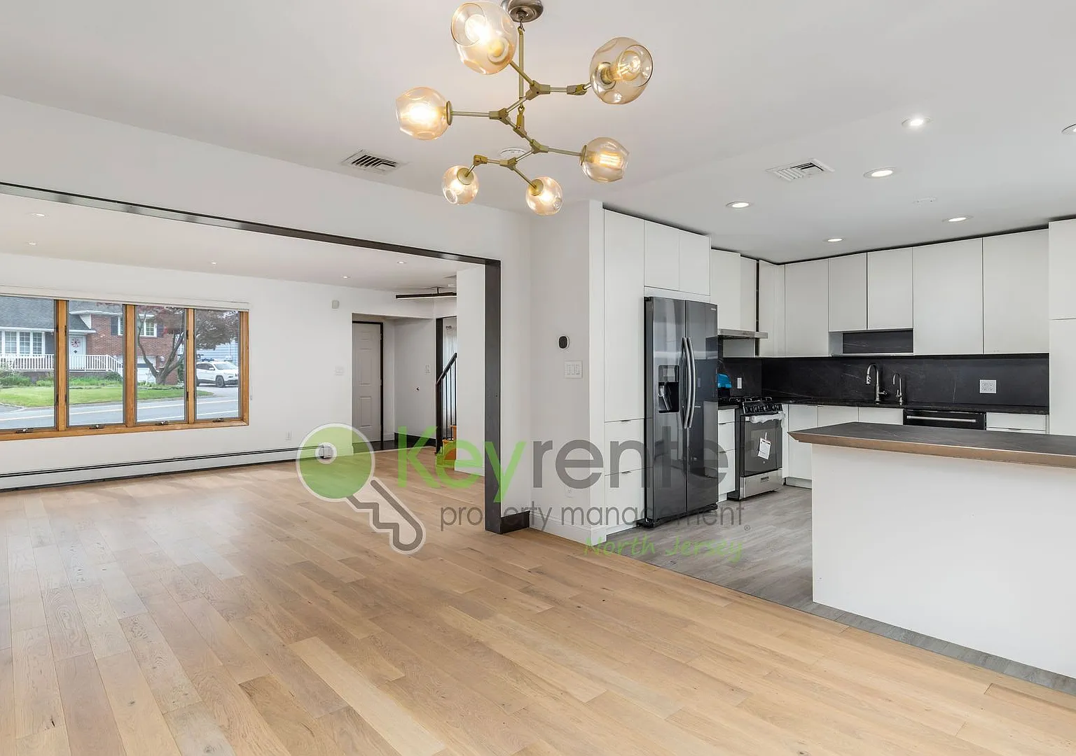 Spacious 4-Bedroom Home in Maywood | Yard, Home Office & Solar Panels — Photo 2