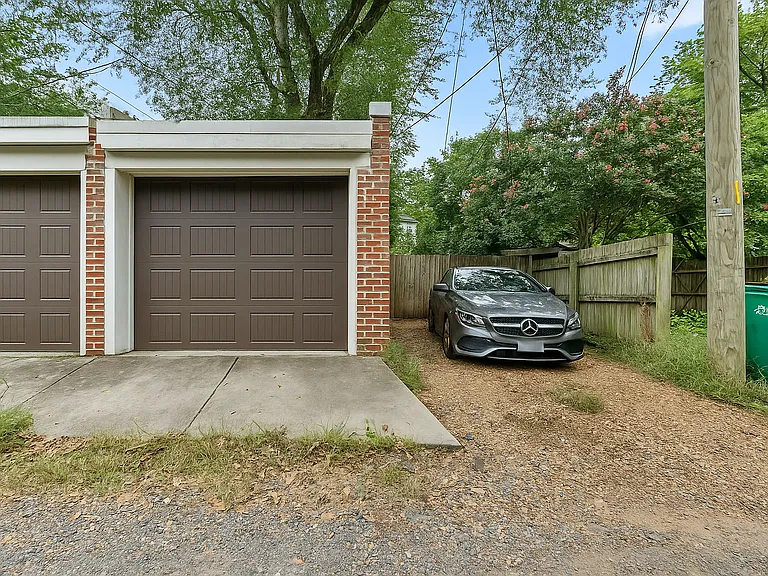 2915 E Marshall St — Photo 33