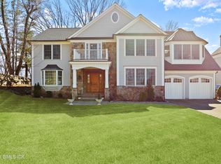 30 Verona Dr, Riverside, CT 06878