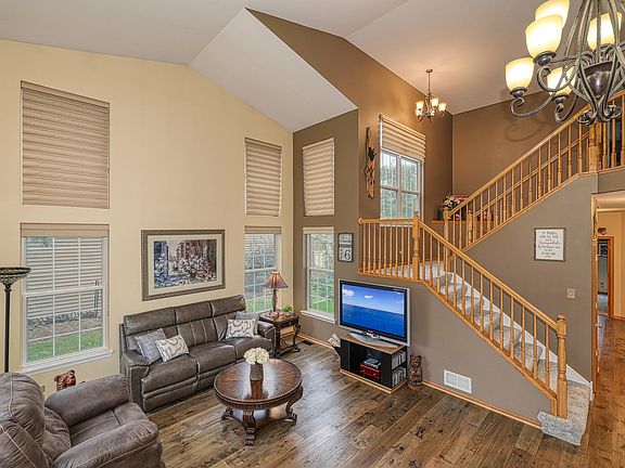 4th image of 10244 Mayflower Ln