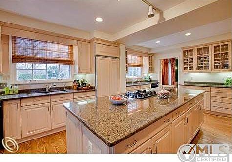 6884 kitchen.jpg