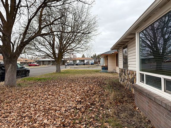 4th image of 225 SW 7th Pl