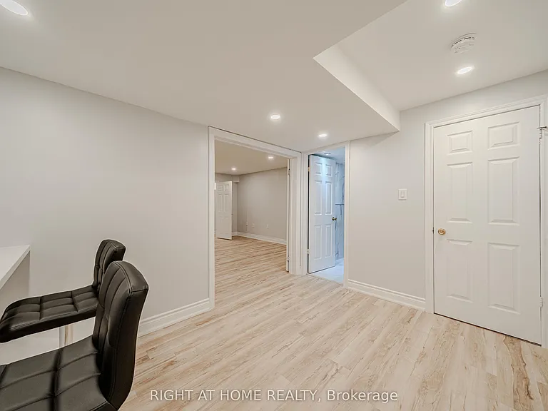 3 Glenayr Rd #LOWER — Photo 13