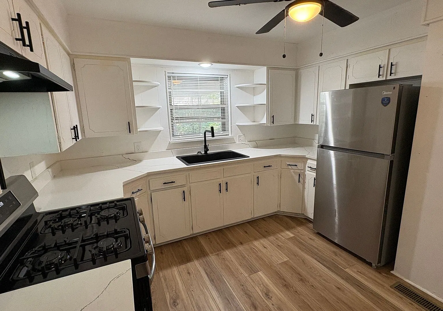 Fully renovated 4 bed, 3 bath in Benton! — Photo 4