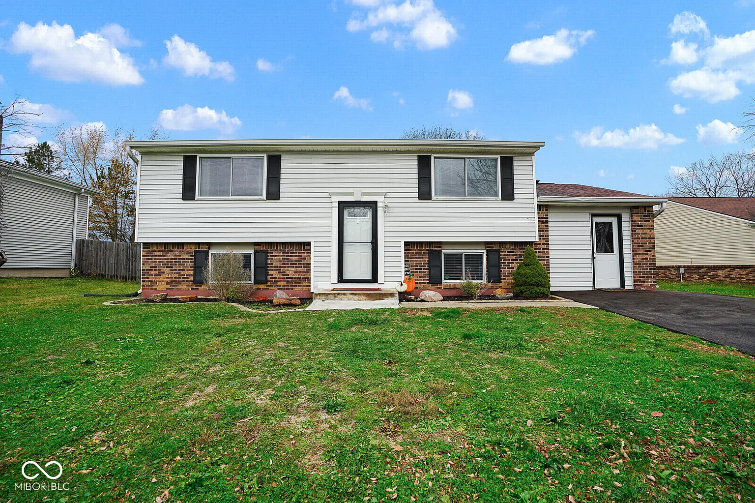 7715 Inverness Dr photo 1