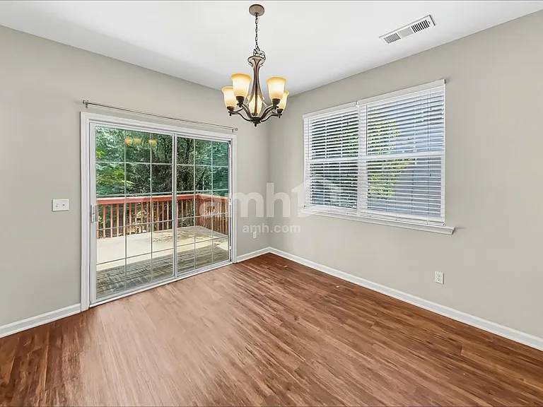 406 Howell Xing — Photo 7