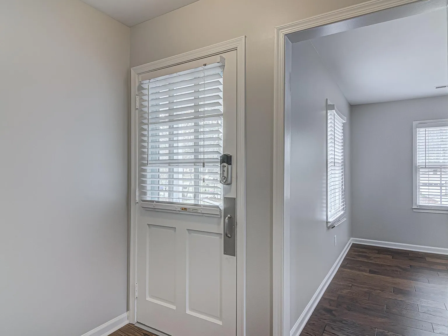3 bed, 1370 sqft, $2,100 — Photo 4
