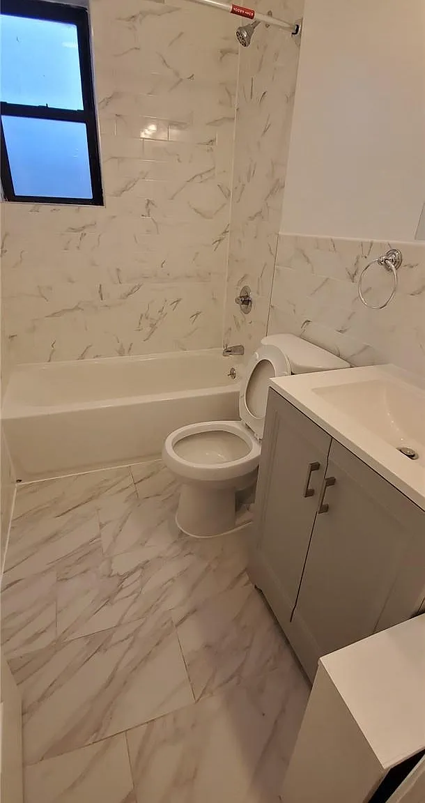 3 bed, 1.0 bath, 1200 sqft, $2,977 — Photo 4