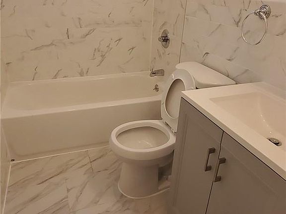 4th image of 254 Martine Ave APT 1C
